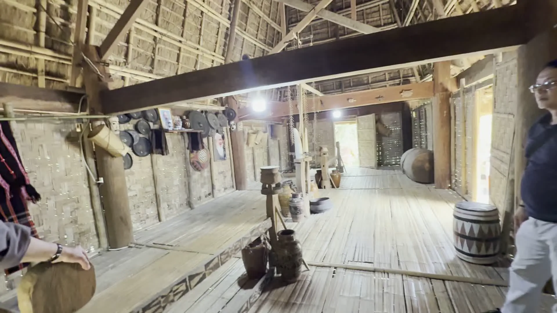 Làng Văn hóa - Du lịch các dân tộc Việt Nam（ベトナム各民族文化観光村内の伝統的な高床式の家）