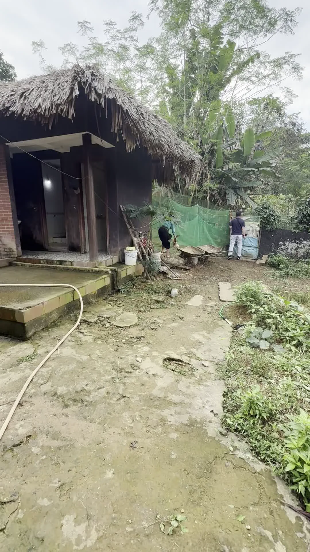 Làng Văn hóa - Du lịch các dân tộc Việt Nam (ベトナム諸民族文化観光村)。Nhà sàn (ベトナムの伝統的な高床式住居)