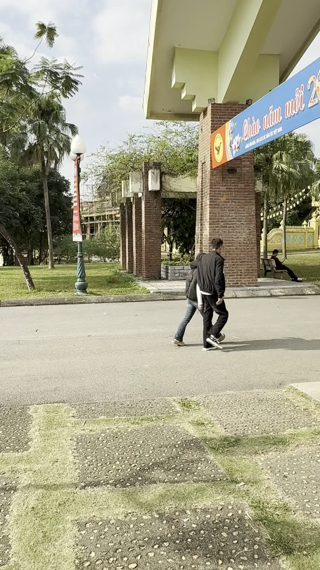 Quần thể chùa Khmer（クメール寺院群。ベトナム諸民族文化観光村にあるクメール族の寺院建築群）。Chúc mừng năm mới（新年おめでとう。テト（旧正月）