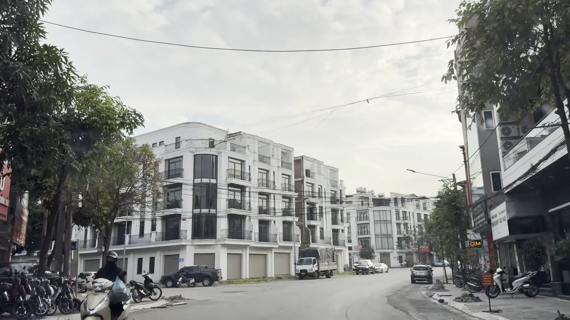 Bia Saigon（ビアサイゴン / サイゴンビールの看板）。Vietinbank（ヴィエティンバンク / ベトナム産業貿易銀行の看板）。Nha khoa（ニャコア / 歯科医院の看板）