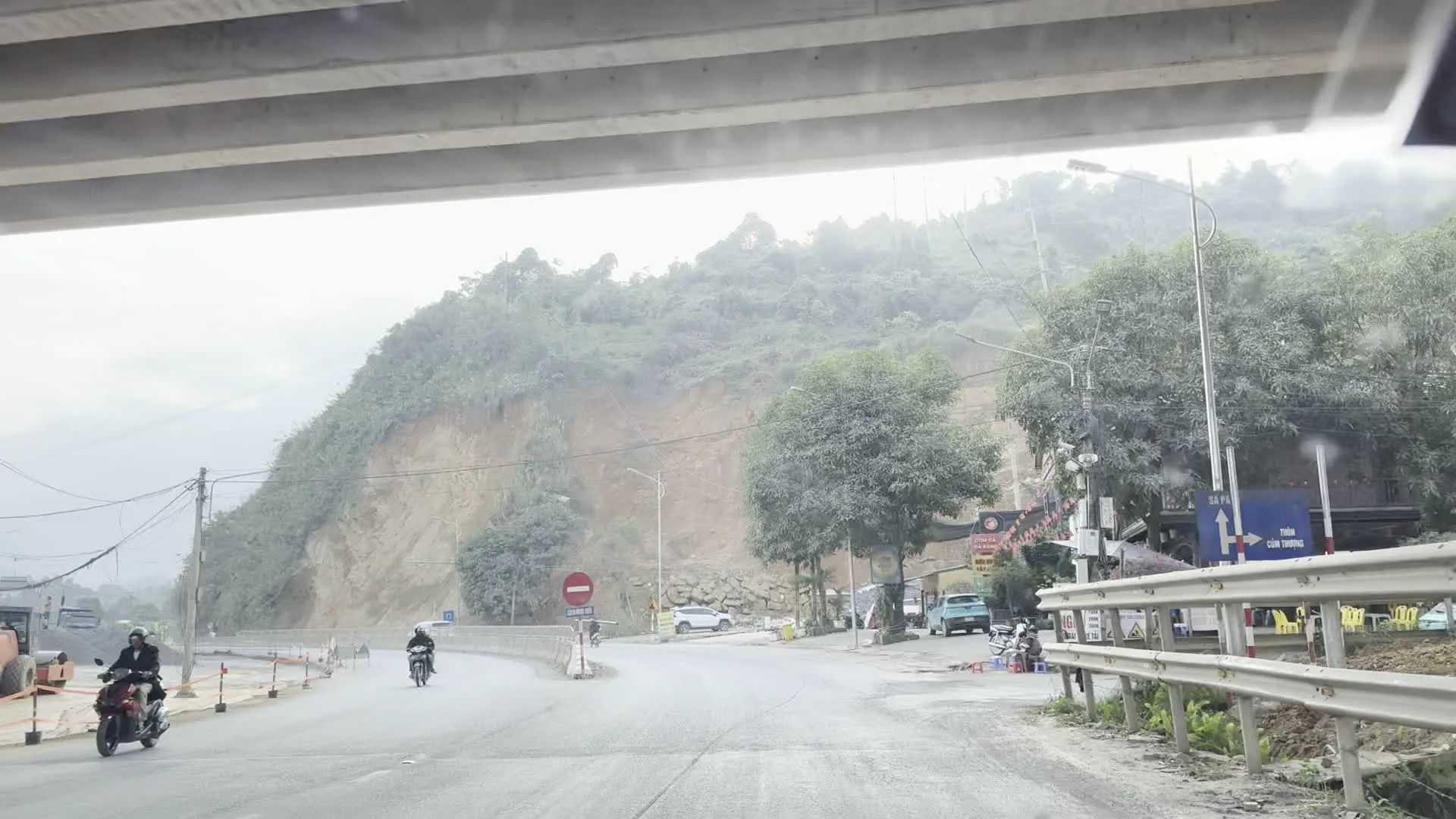 Biển chỉ dẫn hướng đi Sa Pa (サパ方面を指す道路標識)。CƠM - LẨU NHÀ HÀNG BÌNH DÂN (庶民のレストランの「ご飯・鍋料理」の看板)。Quán ăn Châu Phúc (Châu Phúc食堂)。PHỞ - BÚN - GÀ, CƠM BÌNH DÂN, GIÒ - CHẢ, HUẾ (食堂のメニュー看板：フォー、ブン、鶏肉、庶民のご飯、豚足の煮込み、ベトナム風ソーセージ、フエ風料理)。PHỞ BÒ (牛肉のフォー)