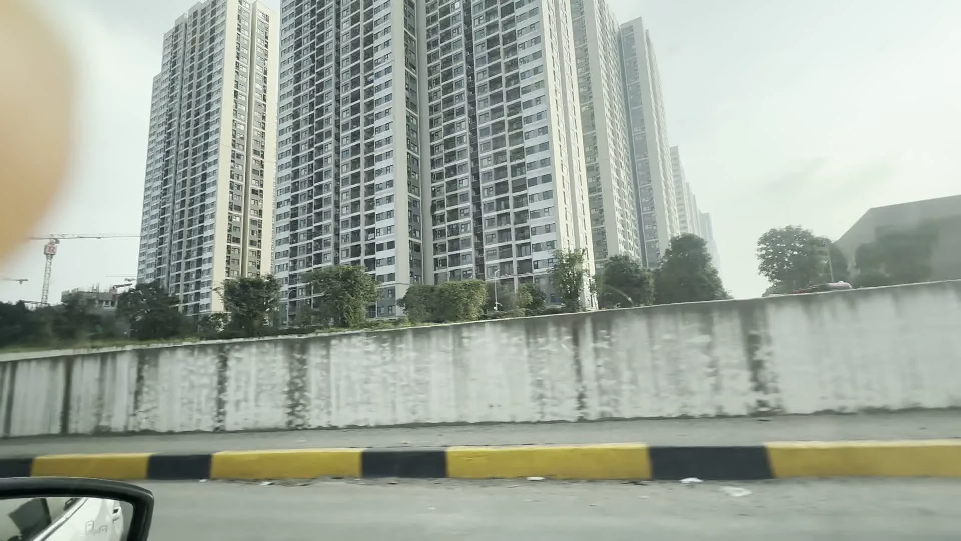 VINMEC（ビンメック、ベトナムの私立病院チェーンの名称）。RỬA XE（洗車）。Shell HELIX / AutoCare（シェル・ヘリックス / オートケア、ガソリンスタンドと車両整備サービスの看板）