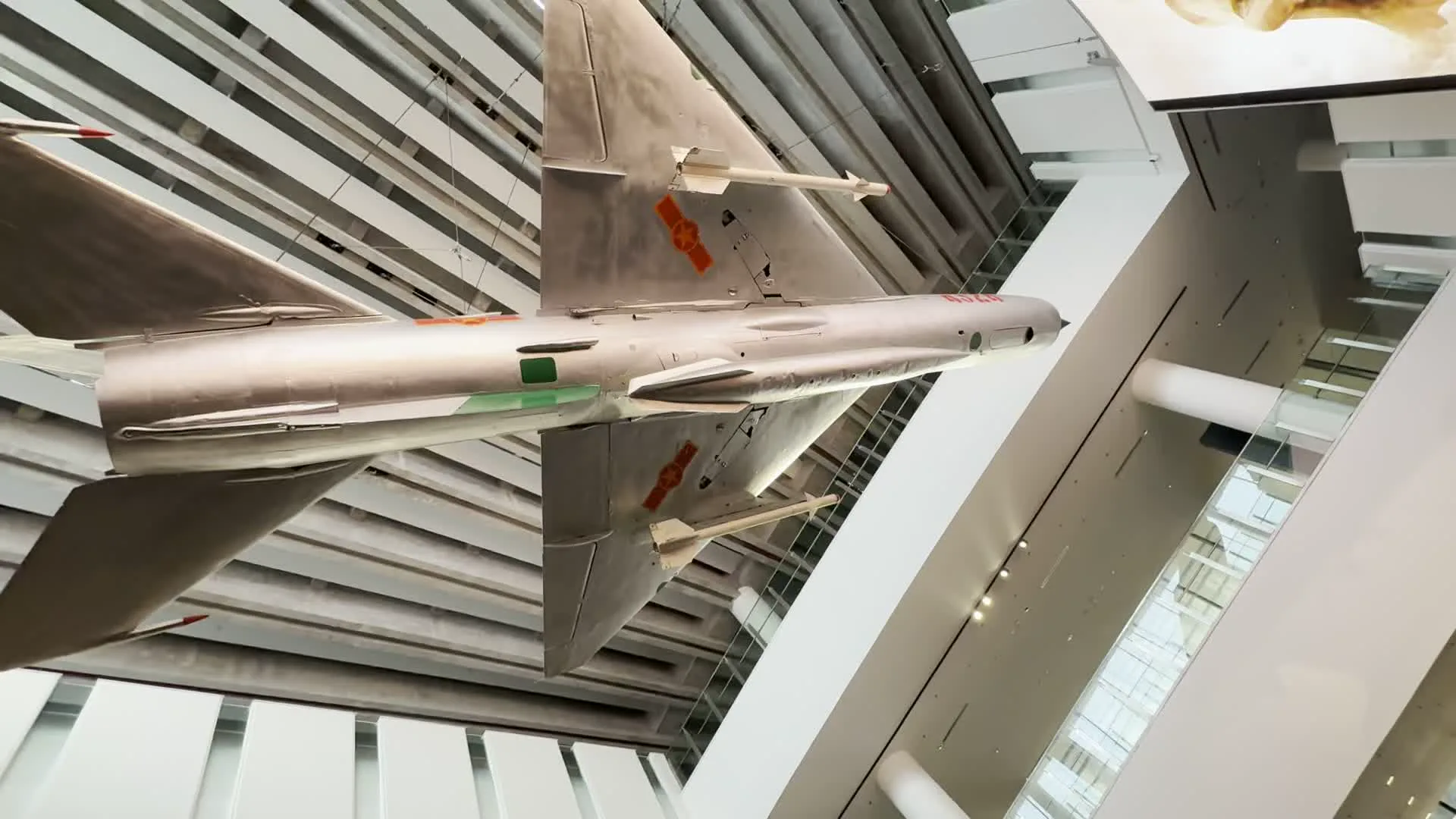 Bảo tàng Lịch sử Quân sự Việt Nam (ベトナム軍事歴史博物館)。Tiêm kích MiG-21bis, số hiệu 5121 (戦闘機MiG-21bis、機体番号5121。ベトナム人民空軍の英雄ファム・トゥアンが1972年12月にアメリカのB-52爆撃機を撃墜したとされる機体)