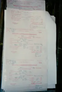 Đây là hình ảnh chụp cận cảnh ba tờ "Biên lai thu thuế nông nghiệp bằng tiền mặt" được xếp chồng lên nhau. Các tài liệu này ghi lại hoạt động thu thuế của nhà nước từ các hộ nông dân tại huyện Vĩnh Châu, tỉnh Sóc Trăng, vào khoảng năm 1992. Mặc dù ảnh được chụp vào năm 1994, các biên lai này ghi năm 1992.。**Chuyển lục thông tin văn bản:**。Các biên lai đều có tiêu đề chung: "CỘNG HÒA XÃ HỘI CHỦ NGHĨA VIỆT NAM, Độc lập - Tự do - Hạnh phúc" và "BIÊN LAI THU THUẾ NÔNG NGHIỆP BẰNG TIỀN MẶT".。1.  **Biên lai trên cùng (Số 008875):**。*   Tỉnh: Sóc Trăng (ghi tay)。*   Huyện: Vĩnh Châu (ghi tay)。*   UBND Xã: Vĩnh Châu。*   Chứng nhận thu của Ông/Bà: Đinh Thương。*   Thuế nông nghiệp về cây: Lúa。*   Số tiền: 145.600 đồng, quy ra 182 kg thóc với giá 800 đồng/kg.。2.  **Biên lai ở giữa (Số 003167, năm 1992):**。*   Tỉnh: Hậu Giang (ghi tay, có thể là mẫu cũ vì Vĩnh Châu thuộc Sóc Trăng từ cuối năm 1991)。*   Huyện: V. Châu (Vĩnh Châu)。*   UBND Xã: Vĩnh Châu。*   Chứng nhận thu của Ông/Bà: Đinh Chiêng, địa chỉ: ấp San Chim。*   Thuế nông nghiệp về cây: Lúa。*   Số tiền: 170.000 đồng ("Một trăm bảy chục ngàn chẵn"), quy ra 200 kg thóc với giá 850 đồng/kg.。*   Ngày tháng 10 năm 92, người thu ký tên "Sơn pênh".。3.  **Biên lai dưới cùng (Số 003168, năm 1992):**。*   Tỉnh: Hậu Giang (ghi tay)。*   Huyện: V. Châu (Vĩnh Châu)。*   UBND Xã: Vĩnh Châu。*   Chứng nhận thu của Ông/Bà: Lâm Châu, địa chỉ: ấp San Chim。*   Thuế nông nghiệp về cây: Lúa。*   Số tiền: 85.000 đồng ("Tám mươi lăm ngàn đồng"), quy ra 100 kg thóc với giá 850 đồng/kg.。*   Ngày tháng 10 năm 92, người thu ký tên "Sơn pênh".。**Mô tả bối cảnh và hoạt động:**。*   **Loại địa điểm:** Không phải là một địa điểm cụ thể mà là hình ảnh của các tài liệu hành chính.。*   **Hoạt động cụ thể:** Các biên lai này là bằng chứng cho hoạt động thu thuế nông nghiệp, một nghĩa vụ của nông dân đối với nhà nước vào thời điểm đó. Thuế được tính dựa trên sản lượng thóc và quy đổi ra tiền mặt.。*   **Vật thể trong ảnh:** Các tờ biên lai giấy, có chữ ký tay và con dấu đỏ của cơ quan chức năng (Ủy nhiệm thu). Dấu thời gian kỹ thuật số "30 8:56" ở bên trái là do máy ảnh tạo ra.。（日本語訳）。これは、重ねられた3枚の「現金による農業税徴収領収書」のクローズアップ写真です。これらの書類は、1992年頃にソクチャン省ヴィンチャウ県の農家から国家が税金を徴収した活動を記録しています。写真は1994年に撮影されたものですが、これらの領収書には1992年と記載されています。**文書情報の書き起こし：**。各領収書には共通の表題があります：「ベトナム社会主義共和国、独立－自由－幸福」および「現金による農業税徴収領収書」。1.  **一番上の領収書（番号 008875）：**。*   省：ソクチャン（手書き）。*   県：ヴィンチャウ（手書き）。*   村人民委員会：ヴィンチャウ。*   徴収証明対象者（氏）：ディン・トゥオン。*   作物に関する農業税：稲。*   金額：145,600ドン、1kgあたり800ドンの価格で籾182kgに換算。2.  **真ん中の領収書（番号 003167、1992年）：**。*   省：ハウザン（手書き、ヴィンチャウは1991年末からソクチャン省に属しているため、古い様式の可能性があります）。*   県：V.チャウ（ヴィンチャウ）。*   村人民委員会：ヴィンチャウ。*   徴収証明対象者（氏）：ディン・チエン、住所：サンチム集落。*   作物に関する農業税：稲。*   金額：170,000ドン（「17万ドンちょうど」）、1kgあたり850ドンの価格で籾200kgに換算。*   92年10月某日、徴収担当者「ソン・ペン」が署名。3.  **一番下の領収書（番号 003168、1992年）：**。*   省：ハウザン（手書き）。*   県：V.チャウ（ヴィンチャウ）。*   村人民委員会：ヴィンチャウ。*   徴収証明対象者（氏）：ラム・チャウ、住所：サンチム集落。*   作物に関する農業税：稲。*   金額：85,000ドン（「8万5千ドン」）、1kgあたり850ドンの価格で籾100kgに換算。*   92年10月某日、徴収担当者「ソン・ペン」が署名。**背景と活動の説明：**。*   **場所の種類：**特定の場所ではなく、行政文書の写真です。*   **具体的な活動：**これらの領収書は、当時の農民の国家に対する義務であった農業税の徴収活動の証拠です。税金は籾の生産量に基づいて計算され、現金に換算されました。*   **写真の中の物体：**紙の領収書で、管轄機関（徴収委員会）の手書きの署名と赤い印鑑があります。左側にあるデジタルタイムスタンプ「30 8:56」は、カメラによって生成されたものです。