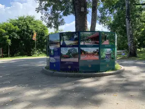 円筒状の展示物に設置された複数の案内パネルの文字。画像の。CẦU BẠCH (白橋)。ĐIỆN LAM KINH (藍京殿)。NGHI MÔN (儀門)。CHÍNH ĐIỆN LAM KINH (藍京正殿)。SÂN RỒNG (龍の庭)。LĂNG MỘ VUA LÊ THÁI TỔ (黎太祖帝の陵墓)