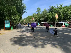 左側に緑色の案内板