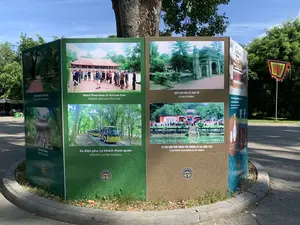 Lãnh đạo Đảng, Nhà nước và du khách tham quan tại Di tích Lam Kinh（党と国家の指導者および観光客がラムキン遺跡を見学）。NGHI MÔN DI TÍCH LÊ THÁI TỔ tại Lam Kinh（ラムキンにある黎太祖遺跡の儀門）。Xe điện phục vụ khách tham quan（観光客にサービスを提供する電気自動車）。Lễ hội Lam Kinh được tổ chức thường niên tại khu di tích ở huyện Thọ Xuân, Thanh Hóa（ラムキン祭りはタインホア省トースアン郡の遺跡地区で毎年開催される）。KHÔNG GIAN（空間）。HERITAGE（遺産）