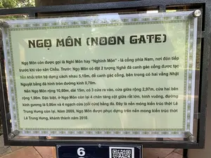 （午門は儀門または「迎門」とも呼ばれ、南側の門であり、朝廷の庭（サンチャウ）。（午門の基礎は幅10.60m、奥行き15mで、3つの出入り口があり、中央の扉は幅2.97m、両側の2つの扉は幅1.86mです。特筆すべきは、午門には非常に大きな四角い中央柱の礎石4つが残っており、その磨かれた面の一辺は0.86mで、石製の敷居（扉の軸受け）