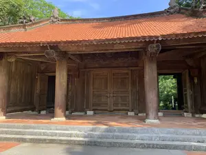 ラムキン遺跡にある木造の伝統的な建物。赤い瓦屋根と、太い円柱が特徴