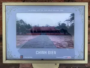 SỬ DỤNG APP ĐỂ TÌM HIỂU THÔNG TIN（アプリを使用して情報を調べる）。CHÍNH ĐIỆN（正殿）。Di Tích Lam Kinh（ラムキン遺跡）。Powered by mobifone（mobifone提供）