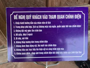 ĐỀ NGHỊ QUÝ KHÁCH VÀO THAM QUAN CHÍNH ĐIỆN。1. Chấp hành hướng dẫn của nhân viên di tích。2. Trang phục phù hợp, lịch sự (không mặc váy ngắn, quần soóc khi vào chính điện)。3. Không đội mũ nón, đeo kính đen。4. Để giày, dép ở ngoài。5. Đi nhẹ, nói khẽ。6. Không thắp hương bên trong chính điện。7. Không đem theo động vật, thú nuôi vào chính điện。8. Không tiếp xúc trực tiếp lên hiện vật và công trình kiến trúc。9. Không quay phim, chụp ảnh trong chính điện khi chưa có ý kiến của Lãnh đạo Ban。（日本語訳）。正殿を参観されるお客様へのお願い。1. 遺跡スタッフの指示に従ってください。2. 適切で礼儀正しい服装をしてください（正殿に入る際は、ミニスカートやショートパンツを着用しないでください）。3. 帽子やサングラスを着用しないでください。4. 靴、サンダルは外に置いてください。5. 静かに歩き、静かに話してください。6. 正殿の内部で線香をあげないでください。7. 動物、ペットを正殿に連れてこないでください。8. 展示物や建築物に直接触れないでください。9. 管理委員会の許可なく、正殿内でビデオ撮影や写真撮影をしないでください