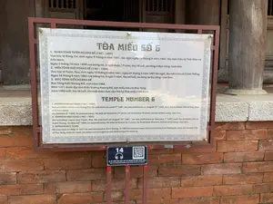 TÒA MIẾU SỐ 5（5番廟）。- Miếu thờ vua Lê Hiến Tông (1497 - 1504).（黎憲宗（レ・ヒエン・トン）。- Tên húy là Tranh (Tranh), sinh ngày 9 tháng 8 năm 1461. Lên ngôi ngày 6 tháng 2 năm 1497. Vua có tài hiếu và Thuần Đế và Vĩnh Trinh.（諱はTranh（チャン）。- Ngày 24 tháng 5 năm 1504, vua băng hà, ở ngôi 7 năm, thọ 44 tuổi, an táng tại Dụ Lăng, Lam Kinh, miếu hiệu là Hiến Tông.（1504年5月24日、王は崩御。在位7年、享年44歳。ラムキンの裕陵（Dụ Lăng）。- Ngày 14 tháng 6 năm 1504, Hoàng Thái hậu Trường Lạc (Nguyễn Thị Hằng) mất, an táng tại Khôn Nguyên lăng - Lam Sơn.（1504年6月14日、皇太后・長楽（Trường Lạc、阮氏環 - Nguyễn Thị Hằng）。- Mất Kính phi (Nguyễn Thị) năm 1504.（1504年に敬妃（Kính phi、阮氏 - Nguyễn Thị）。- Năm 1497, Quân đội Đại Việt đã đánh tan Vương quốc Lan Xang, lập nên khu tự trị Bồn Man.（1497年、大越軍はラーンサーン王国を破り、ボンマン（Bồn Man）。- Khu di tích miếu thờ Vua Hiến Tông và các Hoàng hậu được phát hiện tại tọa độ trung tâm X=409390, Y=2199577.（憲宗王と皇后たちを祀る廟の遺跡は、中心座標X=409390, Y=2199577で発見された。）。TEMPLE NUMBER 5（5番廟）