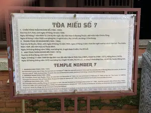 TÒA MIẾU SỐ 7（7番廟）。1. CHIÊU TÔNG THẦN HOÀNG ĐẾ (1506 - 1522)（1. 昭宗神皇帝 (1506 - 1522)）。Vua húy là Y, Hạo, sinh ngày 6 tháng 10 năm 1506.（王の諱はY（猗）。Ngày 28 tháng 7 năm Bính Tý (1516) lên ngôi, lấy niên hiệu là Quang Thiệu, đặt miếu hiệu Chiêu Tông.（丙子年（1516年）。Ngày 8 tháng 1 năm 1522 vua bỏ trốn, ở ngôi 6 năm, thọ 16 tuổi, an táng ở Vĩnh Hưng.（1522年1月8日に王は逃亡し、在位6年、享年16歳、永興に埋葬された。）。2. TRANG TÔNG DỤ HOÀNG ĐẾ (1515 - 1548)（2. 荘宗裕皇帝 (1515 - 1548)）。Vua húy là Huyên, Ninh, sinh ngày 6 tháng 12 năm 1515, ngày 3 tháng 2 năm 1546 đặt ngôi miếu tại Lam Kinh - Thọ Xuân, ở ngôi 16 năm, đặt miếu hiệu là Trang Tông.（王の諱はHuyên（uyên）。Ngày 24 tháng Giêng năm 1548, vua băng hà, ở ngôi được 6 năm, thọ 33 tuổi.（1548年正月24日、王は崩御、在位6年、享年33歳。）。3. ANH TÔNG TUẤN HOÀNG ĐẾ (1531 - 1573)（3. 英宗峻皇帝 (1531 - 1573)）。Vua húy là Duy Bang, sinh năm 1531.（王の諱はDuy Bang（維邦）。Ngày 10 tháng 11 năm 1556 lên lập làm vua, đặt niên hiệu là Thiên Hựu (1557), Chính Trị (1558-1571), Hồng Phúc (1572).（1556年11月10日に王として立てられ、元号を天祐（1557年）。Ngày 22 tháng Giêng năm 1573 vua băng hà, ở ngôi 16 năm, thọ 43 tuổi, an táng ở Bố Vệ (nay là làng Bố Vệ, xã Thiệu Hưng, huyện Thiệu Hóa).（1573年正月22日、王は崩御、在位16年、享年43歳、布衛（現在の紹化県紹興社布衛村）