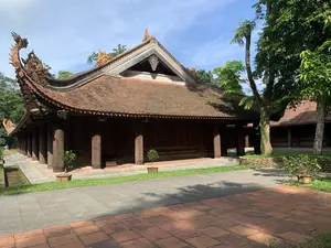 ラムキン遺跡にある伝統的な木造建築物。湾曲した瓦屋根を持ち、その端には龍を模した装飾が見られる