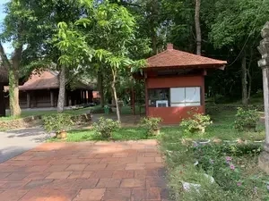 建物の壁は赤く、屋根は瓦葺き