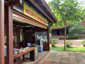 NƠI SẮP LỄ - GHI NHẬN CÔNG ĐỨC（供物準備所 - 功徳記帳所）