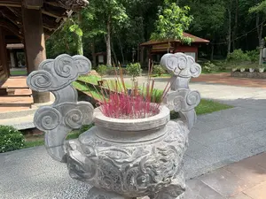 石造りの香炉。中には赤い線香が立てられている