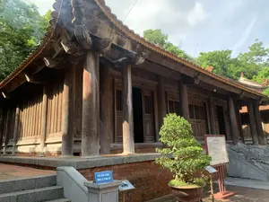 THÁI MIẾU LAM KINH（ラムキン太廟）。VUI LÒNG GIỮ TRẬT TỰ（お静かにお願いします）