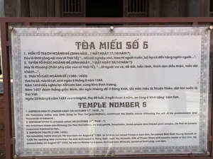 TÒA MIẾU SỐ 5（5号廟）。（諱は曠（Khoáng）。（王は黎（Lê）。（1418年に藍山（Lam Sơn）。（1427年に明の侵略軍を打ち破り、東京（Đông Kinh）。（1433年8月22日に崩御、享年49歳、在位6年、藍山（Lam Sơn）