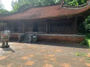 左側の案内板には「CHÍNH ĐIỆN LAM KINH」（ラムキン正殿）