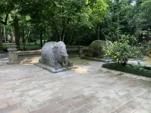 ラムキン遺跡の参道に置かれた石像