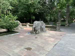 ラムキン遺跡の参道に設置された、跪く姿勢の石造りの象