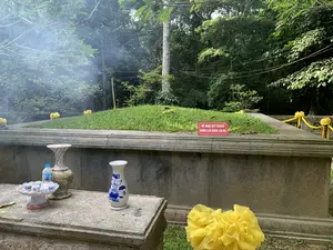 KHU VỰC MỘ CHÍNH (主な墓の区域)。KHÔNG LEO TRÈO LÊN MỘ (墓の上に登らないでください)