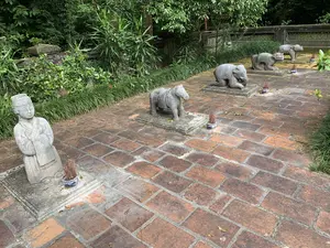 煉瓦敷きの参道に沿って、官吏や動物（馬、象など）をかたどった石像が複数並んでいる