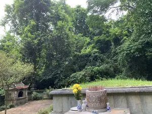 石造りの墓と、花や線香が供えられた香炉