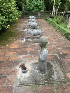 レンガ敷きの参道に、人の石像と、馬や象などの動物の石像が並んでいる