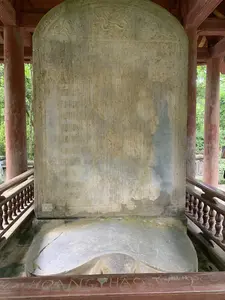 木造の祠堂の中に設置された、亀の形をした台座（亀趺）に乗る大きな石碑