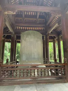 Vĩnh Lăng thần công thánh đức bi (永陵神功聖徳碑)。（碑文は漢文で刻まれており、画像の解像度では全文を判読することは困難です。これは、後黎朝の初代皇帝レ・タイ・トー（Lê Thái Tổ、黎太祖）の功績を称えるために建てられた碑です。）