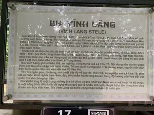 BIA VĨNH LĂNG。(VINH LANG STELE)。Bia Vĩnh Lăng được dựng vào năm 1433 - an táng vua Lê Thái Tổ (Lê Lợi) tại quê hương Lam Sơn. Bia dựng trên một gò đất cao, rộng rãi, quay về hướng Tây. Rùa được làm bằng đá trầm tích nguyên khối, dài 3,46m, rộng 1,94m, dày 0,27m, đặt trên lưng rùa lớn cũng bằng đá. Rùa và bia chiều dài 3,18m, cao 1,94m, cao 0,90m kể cả đế. Rùa và bia có trọng lượng ước tính trên dưới 18 tấn.。Trước kia có nhà che bia, do thời gian và biến cố lịch sử chỉ còn lại nền móng và chân tảng. Năm 1960 - 1961, bia Vĩnh Lăng được đầu tư tu bổ lại nhà bia với 2 tầng 8 mái cong, lợp ngói mũi hài, phía trên phần lớn vẫn sử dụng ngói cũ, niên đại thế kỷ XV - XVII, dưới được lợp bằng 16 cột, mỗi góc 4 cột theo kiểu kiến trúc thời Lê Trung Hưng.。Bia Vĩnh Lăng ghi lại thân thế, sự nghiệp, công trạng vua Lê Thái Tổ. Nội dung văn bia do quan Vinh Lộc Đại phu nhập nội hành khiển, Tri tam quán sự Nguyễn Trãi phụng soạn, người viết chữ trên bia là quan Hàn lâm viện đãi chế Vũ Văn Phỉ.。Văn bia ngắn gọn, cô đọng, mô thuật đầy đủ về gia tộc, thân thế, sự nghiệp vua Lê Thái Tổ, tóm tắt về cuộc khởi nghĩa Lam Sơn, đặc biệt nhấn mạnh lòng khoan dung độ lượng của Vua đối với quân thù khi chúng bại trận.。Bia Vĩnh Lăng là một trong những bia đá cổ to và đẹp nhất Việt Nam về cả mỹ thuật và kỹ thuật, là một công trình điêu khắc đá nghệ thuật quý giá về nhiều lĩnh vực, có giá trị to lớn trong kho tàng di sản văn hóa Việt Nam. Bia Vĩnh Lăng đã được công nhận là Bảo vật quốc gia.。（日本語訳）。ヴィンランの碑。（VINH LANG STELE）。ヴィンランの碑は1433年に、黎太祖（レ・タイ・ト）王（黎利（レ・ロイ））を故郷ラムソンに埋葬する際に建てられた。碑は高く広々とした土の丘の上に、西を向いて建てられている。亀と碑は長さ3.18m、高さ1.94m、台座を含めて高さ0.90mである。亀と碑の推定重量は18トン以上。以前は碑を覆う家屋があったが、時間と歴史の変遷により、土台と礎石だけが残っていた。1960年から1961年にかけて、ヴィンランの碑は、2層8つの反りのある屋根を持ち、鼻先のような形の瓦で葺かれた碑の家屋を修復・再建する投資が行われた。上部は大部分が15世紀から17世紀の古い瓦を再利用し、下部は後黎朝中興期の建築様式に従って各角に4本、計16本の柱で支えられている。ヴィンランの碑は、黎太祖王の出自、経歴、功績を記録している。碑文の内容は、栄禄大夫・入内行遣・知三館事の阮廌（グエン・チャイ）が勅命により起草し、碑に文字を記したのは翰林院待制の武文斐（ヴー・ヴァン・フィ）。碑文は簡潔かつ凝縮されており、黎太祖王の家系、出自、経歴を十分に叙述し、ラムソン蜂起について要約し、特に敗れた敵軍に対する王の寛容さと度量を強調している。ヴィンランの碑は、美術と技術の両面においてベトナムで最も大きく美しい古代の石碑の一つであり、多くの分野で貴重な芸術的石彫刻作品であり、ベトナムの文化遺産の宝庫において大きな価値を持つ。ヴィンランの碑は国宝として認定されている