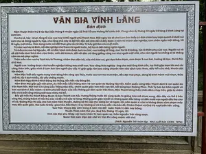 VĂN BIA VĨNH LĂNG。Bản dịch。Niên hiệu Thuận Thiên thứ 6 (1433) thái tuế Quý Sửu tháng 4 nhuận ngày 21 Thái Tổ Cao Hoàng đế băng ở điện Vĩnh Thọ tại Lam Sơn.。Vua trừ bỏ lệ tuẫn táng, lại có dụ rằng cho mọi người từ dân nghèo phiêu bạt trở thành Phú Hào, mọi người đều trở về chốn quê cũ ở Lam Sơn, để cùng với đông đảo người tụ họp, cho cư dân thêm đông vui, đất bỏ hoang thì san sẻ cho dân ở đây được 3 năm rồi mới có lệnh thu tô, còn châu ngày một đông đúc, lề lối ngày một nhiều, phép tắc dựng nước rồi để thừa tự gây nên cơ đồ, gây dựng thế đại đến muôn đời.。Tổ tiên của vua ta là họ Nguyễn, vốn có đức tốt người sinh con trai, con trưởng là Hùng, con thứ là Định, nối đời làm người có đức. Người mở ra cơ đồ đầu tiên hình thành điểm tốt vận nước, miếu điện khánh, đối với dân con giống rồng cùng nhau như người một nhà, cho nên người ta chồng cấy và không còn có ai mất phúc nghênh.。Thân mẫu của vua ta họ Trịnh húy là Thương, nhận được điềm lành, chịu khối son tươi, gieo điềm thắm tươi, sinh được 3 con trai, Trưởng là Học, thứ là Trừ, thứ là Lợi.。Người con trưởng được cha truyền nghiệp không may mất sớm, Vua vâng thừa nghiệp, ứng vận cho trời đất hợp lòng dân, tuy biết gặp lúc vận hạn mà chí càng thêm bền, giữ mình ở Lam Sơn tính kế nghĩ cho sâu xa, để giữ gìn bờ cõi, cứu vớt dân đen, để đợi lúc thời cơ, cốt để thoả mối căm hờn, khôi phục lại cơ đồ đã mất.。Năm Bính Tuất dùng binh ở Mường Lạc, thua trận về Lương Giang, bị quân vây ở Khôi Sách, quân lính lúc bấy giờ chỉ có vài chục người. An hiểm nấu cẩu làm lương, lấy đó mà sống qua ngày.。Năm Đinh Dậu giặc giữ các nơi hiểm yếu. An hiểm nấu tiểu đồng đem về, bị vây quân giặc ở đường Tây Kinh, kế đó quốc công Mộng Dụng đem 5 vạn quân của bọn Vân Nam Mộc Thạnh đến. Bọn giặc chiếm đóng các nơi hiểm yếu, chiêu quân giảm binh trấn giữ các nơi, điều binh hợp binh thương nghị, Thái tử ban bảo các vị quân thần và các quan tướng sĩ biết rằng binh pháp của ta cốt để lấy yếu thắng mạnh, lấy ít địch nhiều. Mộc Thạnh nghe tiếng quân ta đã mấy phen phải chạy trốn, giữ gìn bờ cõi để đợi lúc thời cơ đó mà đánh chiếm các nơi hiểm yếu.。Bây giờ bọn giặc Mộc Thạnh cùng bọn Liễu Thăng đem quân cứu viện, vua ta cùng các tướng sĩ hợp binh chia quân giữ các nơi hiểm yếu, những thành trì chưa hạ được thì sai quân bao vây, những vùng quân giặc chưa về thì vỗ về yên ủi, những người có công thì được thưởng, người có tội thì trị tội, cốt để làm gương cho kẻ có lỗi. Đường thuỷ thì cấp cho thuyền bè chở lương thực, đường bộ thì cấp cho ngựa trạm chở lương thực, cho nên quân sĩ của ta không thiếu lương thực, ngựa máy đều nhanh nhẹn, bốn nước tù binh, Giao Chỉ, Bồn Man và Ai Lao những ai khát khao văn vật của ta đều đến, Chiêm Thành và Chân Lạp vượt biển đến cống.。Vua Thái Tổ trị vì 6 năm, thọ 50 tuổi. Con cháu nối đời trị vì đến nay.。Thuận Thiên năm thứ 6, Thái tử sai thần là Nguyễn Trãi soạn.。Vĩnh Lăng tức là Lăng Vua Lê Thái Tổ. Vĩnh Lăng có qui mô tuy không đồ sộ nhưng rất qui củ, có kiến trúc hài hòa với cảnh quan thiên nhiên. Xung quanh là hệ thống thành lũy tường bao bọc.。Kính cẩn: Đội Phụ trách thiếu nhi Thành phố Thanh Hóa Nguyễn Trãi biên soạn.。Soạn thảo: Lâm Văn Đắc chế tác; Vụ Văn Hóa Phi vật thể cung tiến.。Nguyễn Trãi vâng sắc soạn. Nhà xuất bản KIM ĐỒNG - VNTW。（日本語訳）。永陵の碑文。順天6年（1433年）、癸丑の歳、閏4月21日、太祖高皇帝はラムソンの永寿殿にて崩御された。王は殉葬の慣習を廃止し、また、貧しい流浪の民から富豪に至るまで、誰もがラムソンの古い故郷に戻るよう詔を発し、多くの人々と共に集い、人口を増やし、荒地を分け与え、3年間は租税を免除した。これにより地域は日に日に賑わい、秩序は整い、国を建て子孫に継がせるという基盤が築かれ、万世にわたる世が築かれた。我が王の祖先はグエン氏であり、もともと徳の高い方で、息子をもうけ、長男はフン、次男はディンといい、代々徳のある人物であった。初めて国の幸運の兆しとなる基盤を開き、社稷を祝い、龍の子孫である民と共に一家のようであったため、人々は農耕に励み、福を失う者はいなくなった。我が王の母はチン氏で、諱はトゥオンといい、吉兆を得て、鮮やかな朱を受け、良い兆しをまき、3人の息子をもうけた。長男はホック、次男はチュー、三男はロイ。長男は父の事業を継いだが、不幸にも早くに亡くなった。王は事業を継ぎ、天命に応じ民心に合い、困難な時期に直面することを知りながらも志はますます固く、ラムソンに身を置き、深く考え、国境を守り、民を救い、好機を待ち、恨みを晴らし、失われた基盤を回復することを志した。丙戌の年、ムオンラックで兵を用い、ルオンザンで敗れ、コイサックで包囲された。その時の兵士はわずか数十人であった。険しい地で犬を煮て食料とし、それで日々をしのいだ。丁酉の年、敵は要害を固守した。険しい地で小童を煮て持ち帰り、西京の道で敵軍に包囲された。その後、国公モン・ユンは雲南の沐晟の5万の軍を率いて来た。敵は要害を占拠し、兵を募り減らして各所を守り、兵を動員し合流して協議した。太子は諸将と兵士たちに「我らの兵法は弱で強を制し、寡で衆を敵とすることを旨とする」と告げた。沐晟は我が軍の名声を聞き、幾度も逃走した。国境を守り、好機を待って要害を攻め取れ。今、沐晟と柳升の輩が援軍を率いて来た。我が王は諸将と共に兵を分け、要害を守り、まだ陥落していない城は兵に包囲させ、まだ帰順していない地域は慰撫した。功績のある者には賞を与え、罪のある者は罰し、過ちを犯した者の戒めとした。水路では船で兵糧を運び、陸路では駅馬で兵糧を運んだため、我が軍の兵士は食料に事欠かず、馬は皆速やかであった。四方の捕虜、交趾、盆蛮、哀牢で我が国の文物に憧れる者は皆来朝し、占城と真臘は海を越えて朝貢した。太祖は在位6年、享年50。子孫が代々今日まで治めている。順天6年、太子は臣たるグエン・チャイにこれを撰せしめた。永陵はすなわち黎太祖の陵である。永陵の規模は壮大ではないが、非常に整然としており、自然景観と調和した建築である。周囲は城壁と囲いで覆われている。謹んで：タインホア市グエン・チャイ少年団が編纂。起草：ラム・ヴァン・ダック制作；無形文化遺産局が奉納。グエン・チャイが勅を奉じて撰す。キムドン出版社 - VNTW
