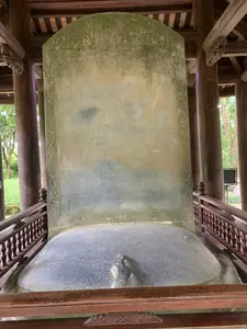 亀の形をした台座の上に立つ、屋根付きの建物に保護された大きな石碑