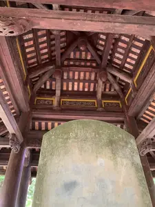 画像内の石碑には文字が刻まれていますが、風化が激しく、画像の解像度や角度からは内容を判読できません。石碑は精巧な木組みの屋根で保護されています