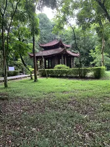 画像左奥に案内板らしきもの