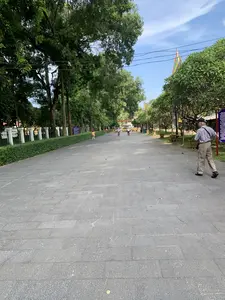 ラムキン遺跡へ続く、木々に囲まれた長い石畳の参道