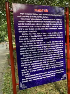 PHẠM LỖI。(ファム・ロイ)。Phạm Lỗi người xã Khả Lam, ông là người đứng tên hàng thứ 10 trong 18 người cùng Lê Lợi tại hội thề Lũng Nhai năm 1416.。(ファム・ロイはカーラム社の出身で、1416年にルンニャイの誓いの会で黎利（レ・ロイ）と共に名を連ねた18人のうちの10番目の人物です。)。Trong 10 năm “nếm mật nằm gai” cùng nghĩa quân Lam Sơn dựng cờ khởi nghĩa chống giặc Minh xâm lược, Phạm Lỗi đã lập nhiều chiến công xuất sắc. Năm 1422, trong cuộc chiến đấu với giặc Minh cấu kết với Ai Lao tại Quan Da, Phạm Lỗi cùng các tướng Lê Vấn, Lê Lễ, Lê Lĩnh, Lê Khả và Lê Trí xông lên trước hãm trận, chiếm tướng giặc Phong Quý, truy đuổi tướng giặc Mã Kỳ và Trần Trí.。(「臥薪嘗胆」の10年間、ラムソン義軍が明の侵略者に抗する蜂起の旗を掲げる中、ファム・ロイは多くの優れた戦功を立てました。1422年、クアンザにおいて明軍とアイラオ（ラオス）が結託した戦いでは、ファム・ロイはレ・ヴァン、レ・レ、レ・リン、レ・カー、レ・チーといった将軍たちと共に真っ先に突撃し、敵将フォン・クイを捕らえ、敵将マー・キーとチャン・チーを追撃しました。)。Năm Giáp Thìn (1424), Phạm Lỗi cùng Lê Sát, Lê Bị, Lê Tấn, Lê Nhạn Châu, Lê Ngân, Lê Tông Kiều, Lê Khảo, Trương Lôi, Trịnh Khả, Lê Văn An, Lưu Trung, Lê Nỗ, Lê Lễ phục binh chiếm tướng giặc Hoàng Thành, bắt sống tướng giặc Chu Kiệt tại thành Nghệ An.。(甲辰年（1424年）、ファム・ロイはレ・サット、レ・ビー、レ・タン、レ・ニャン・チャウ、レ・ガン、レ・トン・キエウ、レ・カオ、チュオン・ロイ、チン・カー、レ・ヴァン・アン、ルウ・チュン、レ・ノー、レ・レと共に伏兵を仕掛け、ゲアン城で敵将ホアン・タインを捕らえ、敵将チュー・キエットを生け捕りにしました。)。Ngày 13 tháng 4 năm Bính Tỵ (1425), Phạm Lỗi cùng tướng Lê Lễ, Lê Nanh, Lê Khả chỉ huy nghĩa quân đánh tan viện binh do tướng giặc Lý An làm viện binh cứu thành Nghệ An, sau đó Phạm Lỗi lại cùng các tướng lĩnh và nghĩa quân Lam Sơn tiến đánh thành Tân Bình, Thuận Hóa, Trà Toàn Quận, Lộng Dư, Quảng Uy, Gia Hưng, Lâm Thao, Bá Bằng, Thôi Tụ và Mộc Thạnh Quận.。(丙巳年（1425年）4月13日、ファム・ロイはレ・レ、レ・ナイン、レ・カー将軍と共に義軍を指揮し、ゲアン城を救うために援軍として来た敵将リー・アン率いる援軍を打ち破りました。その後、ファム・ロイは再び他の将軍やラムソン義軍と共に、タンビン、トゥアンホア、チャー・トアン郡、ロン・ズー、クアン・ウイ、ザーフン、ラムタオ、バーバン、トイ・トゥ、モク・タイン郡を攻撃しました。)。Ngày 12 tháng 8 năm Bính Ngọ (1426), Phạm Lỗi và Trương Lôi chỉ huy nghĩa quân mai phục tại Ninh Kiều cầu đất đường viện binh của giặc. Thắng 10 công trận, Phạm Lỗi và các tướng sĩ nghĩa quân Lam Sơn lập nên chiến công hiển hách góp phần vào cuộc giải phóng dân tộc. Minh Tịch dĩ Pha Lầy, bắt sống tướng Lương Thắng, Lê Thảng tại ải Chi Lăng, bắt sống tướng giặc Lê Thôi Tư và Hoàng Phúc.。(丙午年（1426年）8月12日、ファム・ロイとチュオン・ロイはニンキエウで義軍を指揮して待ち伏せし、敵の援軍路を断ちました。10の戦功を挙げ、ファム・ロイとラムソン義軍の将兵たちは、民族解放の戦いに貢献する輝かしい戦功を立てました。ファーライでミン・ティクを討ち、チーランの隘路でリャン・シェン、リー・タン将軍を生け捕りにし、リー・トゥイ・トゥとホアン・フック将軍を生け捕りにしました。)。Năm 1427, cuộc kháng chiến chống giặc Minh xâm lược hoàn toàn thắng lợi, Phạm Lỗi được Thái tổ phong để Lê Lợi tặng tước Quận ban quốc tính Đại phu, Tả xa vệ Đại tướng quân, Quốc ban một bản, Được ban cho các chức Đại Phu.。(1427年、明の侵略者に対する抵抗戦争が完全に勝利し、ファム・ロイは太祖レ・ロイから大夫の爵位と国姓（黎姓）を賜り、左車衛大将軍に任じられ、国から一本の剣を賜り、大夫の諸職に任命されました。)。Năm Thuận Thiên thứ 2 (1429), Lê Thái Tổ xét công lao phong thưởng cho các công thần khai quốc Lam Sơn, Phạm Lỗi được phong làm Lê Lỗi tá. Năm Hồng Đức thứ 15 (1484), ông được phong tặng là Chiêu Túc.。(順天2年（1429年）、黎太祖はラムソンの開国功臣たちの功績を評価し、ファム・ロイはレ・ロイ・ターに封じられました。洪徳15年（1484年）、彼は昭粛（Chiêu Túc）と追贈されました。)