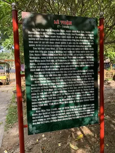 LÊ THÁI TÔNG。(1423 - 1442)。Lê Thái Tông là con thứ của Nguyên Đế, huý là Nguyên Long, sinh ngày 20 tháng 11 năm Quý Mão (1423). Mẹ là Cung từ quốc Mẫu Phạm Thị Ngọc Trần, người sách Mục Sơn, huyện Lôi Dương (nay là xã Thọ Diên, huyện Thọ Xuân, tỉnh Thanh Hoá). Lớn lên trong chiến trận, nhưng là người thông tuệ, học một biết mười, quyết đoán được nhiều việc quan trọng của quốc gia. Sau khi lên ngôi, ông đổi niên hiệu là Thiệu Bình.。Sau Hội thề Lũng Nhai, Lê Lợi đã cùng các nghĩa sĩ về khởi nghĩa ở Lam Sơn. Ngày 2 tháng Giêng năm Mậu Tuất (1418), Lê Lợi đã dựng cờ khởi nghĩa tại Lam Sơn, xưng là Bình Định Vương. Cả nước trông vào, đồng lòng theo về, dựng nước và giữ nước. Sau 10 năm gian khổ chiến đấu (1418 - 1427), cuộc khởi nghĩa Lam Sơn đã giành thắng lợi hoàn toàn. Ngày 15 tháng 4 năm Mậu Thân (1428), Lê Lợi lên ngôi Hoàng đế tại điện Kính Thiên, thành Đông Quan, đặt quốc hiệu là Đại Việt, niên hiệu là Thuận Thiên, lập nên vương triều Hậu Lê (1428 - 1789).。Sau khi lên ngôi, nhà vua cho đúc tiền kim loại, ban bố các chính sách khuyến nông, dựng Văn miếu ở Quốc Tử Giám để thờ Khổng Tử và các bậc Tiên hiền.。Năm Quý Sửu (1433), Lê Thái Tổ mất, Lê Thái Tông lên nối ngôi. Vua cho mở khoa thi chọn nhân tài. Năm Nhâm Tuất (1442) mở khoa thi Hội, lấy 33 người đỗ Tiến sĩ, trong đó có Trạng nguyên Nguyễn Trực, Bảng nhãn Nguyễn Như Đổ và Thám hoa Lương Như Hộc.。Vua Thái Tông có các chuyến đi tuần du trong nước như đến núi Chí Linh năm Giáp Dần (1434) và năm Đinh Tỵ (1437), Thái Nguyên năm Đinh Tỵ (1437), Thanh Hoá năm Ất Mão (1435). Năm Kỷ Mùi (1439) vua đích thân cầm quân đi đánh Chiêm Thành.。Vua Thái Tông là một ông vua anh minh, có nhiều công lao to lớn đối với vương triều Hậu Lê.。Năm Nhâm Tuất (1442), Lê Thái Tông đi tuần về miền Đông, duyệt binh ở thành Chí Linh, trên đường về kinh đô, vua cùng Nguyễn Trãi và Lễ nghi học sĩ Nguyễn Thị Lộ ghé thăm vườn Vải (Lệ Chi viên) thì đột ngột băng hà.。Năm Mậu Thìn (1448), vua Lê Nhân Tông về bái yết sơn lăng Lam Kinh, cho dựng Vĩnh Lăng bi.。Tại Lam Kinh, lăng Lê Thái Tông (Hựu Lăng) được xây dựng ở phía Tây khu trung tâm, song song với lăng Lê Thái Tổ (Vĩnh Lăng). Lăng Thái Tông có bia nhưng không dựng bi đình.。Tháng 7 năm 1994, Lê Thái Tông được UNESCO công nhận là danh nhân văn hoá thế giới.。Miếu hiệu: Thái Tông, thụy hiệu: Kế Thiên Thể Đạo Hiển Đức Thánh Công Khâm Minh Văn Tư Anh Duệ Triết Chiêu Hiến Kiến Trung Văn Hoàng Đế.。Lê Thái Tông (1423-1442) được phòng thờ riêng trong chính điện.。（日本語訳）。黎太宗。（1423年 - 1442年）。黎太宗は元帝（黎利）の次男で、諱は元龍（グエン・ロン）、癸卯年（1423年）11月20日に生まれた。母は恭慈国母ファム・ティ・ゴック・チャンで、雷陽県穆山冊（現在のタインホア省トースアン県トーディエン社）の出身である。戦乱の中で育ったが、聡明で、一を聞いて十を知り、国家の多くの重要事を決断することができた。即位後、元号を紹平（ティエウ・ビン）と改めた。隴崖（ルン・ニャイ）の会盟の後、黎利は義士たちと共にラムソンで蜂起した。戊戌年（1418年）1月2日に、黎利はラムソンで蜂起の旗を揚げ、平定王（ビン・ディン・ヴオン）を称した。国中が彼を仰ぎ、心を一つにして従い、国を建て、国を守った。10年間の苦しい戦い（1418年～1427年）の後、ラムソン蜂起は完全な勝利を収めた。戊申年（1428年）4月15日、黎利は東関（ドン・クアン）城の敬天（キン・ティエン）殿で皇帝に即位し、国号を大越（ダイ・ヴィエット）、元号を順天（トゥアン・ティエン）とし、後黎朝（1428年～1789年）を創始した。即位後、王は金属貨幣を鋳造し、勧農政策を公布し、国子監に文廟を建てて孔子と先賢を祀った。癸丑年（1433年）、黎太祖（レ・タイ・トー）が崩御し、黎太宗が跡を継いだ。王は人材を選ぶための科挙試験を開かせた。壬戌年（1442年）には会試を開き、33名を進士として合格させた。その中には状元の阮直（グエン・チュック）、榜眼の阮如堵（グエン・ニュー・ドー）、探花の梁如鵠（ルオン・ニュー・ホック）がいた。太宗王は国内巡幸を行い、甲寅年（1434年）と丁巳年（1437年）には至霊（チー・リン）山へ、丁巳年（1437年）には太原（タイ・グエン）へ、乙卯年（1435年）にはタインホアへ赴いた。己未年（1439年）には王自ら軍を率いてチャンパを討伐した。太宗王は英明な王であり、後黎朝に対して多大な功績を残した。壬戌年（1442年）、黎太宗は東部へ巡幸し、至霊城で閲兵を行った。都へ帰る途中、王は阮廌（グエン・チャイ）と礼儀学士の阮氏路（グエン・ティ・ロー）と共にライチ園（茘枝園、レチー・ヴィエン）に立ち寄った際に、突然崩御した。戊辰年（1448年）、黎仁宗（レ・ニャン・トン）王はラムキンの山陵を拝謁し、永陵（ヴィン・ラン）碑を建てさせた。ラムキンにおいて、黎太宗の陵墓（祐陵、フウ・ラン）は中心区域の西側に、黎太祖の陵墓（永陵）と平行して建てられた。太宗の陵墓には碑があるが、碑亭は建てられていない。1994年7月、黎太宗はUNESCOによって世界文化著名人として認定された。廟号：太宗、諡号：継天体道顕徳聖功欽明文思英睿哲昭憲建中文皇帝（ケー・ティエン・テー・ダオ・ヒエン・ドゥック・タイン・コン・キン・ミン・ヴァン・トゥ・アイン・ズエ・チエット・チエウ・ヒエン・キエン・チュン・ヴァン・ホアン・デ）。黎太宗（1423年-1442年）は正殿内に個別の祭祀室が設けられている