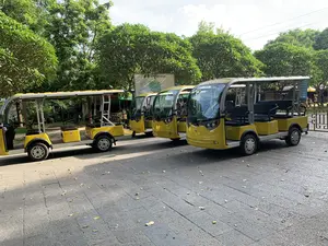 複数の黄色い電動カートが駐車している。奥に緑色の案内板らしきものがあるが、距離が遠く、描かれている文字や図は