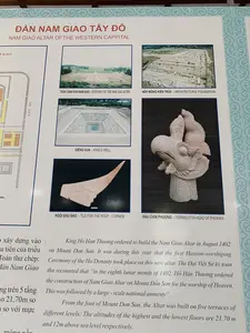 Đây là hình ảnh một tấm bảng thông tin giới thiệu về di tích Đàn Nam Giao Tây Đô, có thể được đặt tại một bảo tàng hoặc khu di tích. Bảng thông tin này sử dụng cả tiếng Việt và tiếng Anh.。Nội dung văn bản được ghi lại:。- Tiêu đề chính: "ĐÀN NAM GIAO TÂY ĐÔ" và "NAM GIAO ALTAR OF THE WESTERN CAPPITAL".。- Bảng thông tin bao gồm một sơ đồ mặt bằng ở bên trái có chú thích "TA LUY" và năm hình ảnh minh họa ở bên phải với các chú thích tương ứng:。1. "TOÀN CẢNH ĐÀN NAM GIAO - OVERVIEW OF THE NAM GIAO ALTAR": Hình ảnh toàn cảnh một khu di tích khảo cổ học.。2. "NỀN MÓNG KIẾN TRÚC - ARCHITECTURAL FOUNDATION": Hình ảnh nền móng của một công trình kiến trúc cổ.。3. "GIẾNG VUA - KING'S WELL": Hình ảnh một cái giếng hình vuông được xây bậc thang.。4. "NGÓI ĐẦU ĐAO - TILE FOR THE ROOF - CORNER": Hình ảnh một viên ngói lợp góc mái có hình dáng cong và nhọn.。5. "ĐẦU CHIM PHƯỢNG - TERRACOTTA HEAD OF PHOENIX": Hình ảnh một hiện vật điêu khắc đầu chim phượng bằng đất nung.。- Phần văn bản mô tả bằng tiếng Anh giải thích rằng Vua Hồ Hán Thương đã ra lệnh xây dựng Đàn Nam Giao vào tháng 8 năm 1402 trên núi Đốn Sơn để tế Trời. Đàn được xây trên 5 tầng bậc.。Phần văn bản tiếng Việt bị che một phần nhưng có thể đọc được các cụm từ như "xây dựng vào", "triều", "Toàn thư chép", "đàn Nam Giao", "trên 5 tầng", "21,70m".。（日本語訳）。この案内板はベトナム語と英語の両方を使用しています。記録されているテキストの内容：。- メインタイトル：「ĐÀN NAM GIAO TÂY ĐÔ」および「NAM GIAO ALTAR OF THE WESTERN CAPPITAL」。- 案内板には、左側に「TA LUY」という注釈付きの平面図が1つ、右側にそれぞれ対応するキャプションが付いた5つの説明画像が含まれています。1. 「TOÀN CẢNH ĐÀN NAM GIAO - OVERVIEW OF THE NAM GIAO ALTAR」：考古学遺跡の全景写真。2. 「NỀN MÓNG KIẾN TRÚC - ARCHITECTURAL FOUNDATION」：古代建築物の基礎の画像。3. 「GIẾNG VUA - KING'S WELL」：階段状に作られた四角い井戸の画像。4. 「NGÓI ĐẦU ĐAO - TILE FOR THE ROOF - CORNER」：湾曲して尖った形状の、屋根の角を葺くための瓦の画像。5. 「ĐẦU CHIM PHƯỢNG - TERRACOTTA HEAD OF PHOENIX」：テラコッタ製の鳳凰の頭部の彫刻品の画像。- 英語の説明文では、胡漢蒼（Hồ Hán Thương）王が1402年8月に天を祀るため、頓山（Đốn Sơn）に南郊壇の建設を命じたと説明されています。壇は5層の基壇の上に建てられました。ベトナム語のテキスト部分は一部が隠されていますが、「xây dựng vào」（～に建設）、「triều」（朝）、「Toàn thư chép」（全書に記す）、「đàn Nam Giao」（南郊壇）、「trên 5 tầng」（5層以上）、「21,70m」などの語句を読み取ることができます。