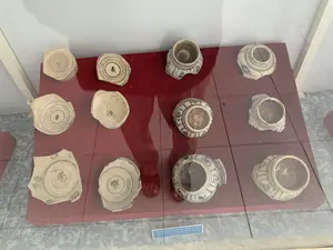 Bên trong một tủ kính trưng bày của bảo tàng, có một bộ sưu tập các mảnh vỡ đồ gốm sứ cổ được đặt trên một tấm vải đỏ. Các hiện vật này bao gồm nhiều mảnh đế bát và các mảnh vỡ của vại, hũ gốm. Đây là loại gốm hoa lam (men trắng vẽ lam), trên một số đế bát có khắc chữ Hán. Một bảng chú thích nhỏ ghi rõ thông tin về bộ sưu tập: "Sưu tập đế bát có chữ Hán, thế kỷ 15 - 16. Collection of bowl's bottom carved in Han incription. 15th - 16th centuries". Hoạt động chính là trưng bày các hiện vật khảo cổ học.。（日本語訳）。博物館の展示ガラスケースの中には、赤い布の上に置かれた古い陶磁器の破片のコレクションがあります。これらの遺物には、多くの碗の底の破片や、陶器の甕や壺の破片が含まれています。これは染付（白地に藍で絵付けしたもの）陶器で、いくつかの碗の底には漢字が刻まれています。小さな説明板には、コレクションに関する情報が明記されています：「漢字銘碗底コレクション、15～16世紀。Collection of bowl's bottom carved in Han incription. 15th - 16th centuries」。主な活動は考古学的な遺物を展示することです。
