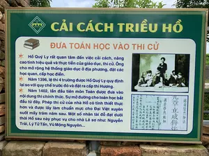 Đây là một tấm biển thông tin lớn, có nền màu xanh lá cây và chữ màu vàng, trắng, được đặt trên một bức tường đá. Tấm biển này nằm tại khu di tích Thành nhà Hồ, một Di sản Văn hóa Thế giới.。Nội dung chữ viết trên biển:。Tiêu đề chính: CẢI CÁCH TRIỀU HỒ。Tiêu đề phụ: ĐƯA TOÁN HỌC VÀO THI CỬ。Nội dung chi tiết:。- Hồ Quý Ly rất quan tâm đến việc cải cách, nâng cao tính hiệu quả và thực tiễn của giáo dục, thi cử. Ông cho mở rộng hệ thống giáo dục ở địa phương, đặt các học quan, cấp học điền.。- Năm 1396, lệ thi 4 trường được Hồ Quý Ly quy định lại so với quy chế trước đó và đặt ra cấp thi Hương.。- Năm 1402, lần đầu tiên môn Toán được đưa vào nội dung thi chính thức. Sự mở đường cho toán học bắt đầu từ đây. Phép thi cử của nhà Hồ có tính thiết thực hơn và được lấy làm chuẩn mực cho Đại Việt xuyên suốt mấy trăm năm sau. Một số nhân tài đỗ đạt dưới thời Hồ sau này phục vụ cho nhà Lê sơ như: Nguyễn Trãi, Lý Tử Tấn, Vũ Mộng Nguyên...。Trên biển còn có các hình ảnh minh họa:。- Một bức ảnh đen trắng mô tả một lớp học thời xưa, với một thầy đồ đang đứng giảng bài cho các học trò ngồi xung quanh.。- Một hình ảnh chụp lại một văn bản cổ viết bằng chữ Hán, có thể là một tài liệu toán học, với các dòng chữ như "九章立成併法" (Cửu chương lập thành tịnh pháp).。- Logo của "THE HO CITADEL / THÀNH NHÀ HỒ / DI SẢN VĂN HÓA THẾ GIỚI" và biểu tượng hai cuốn sách.。（日本語訳）。これは大きな案内板で、緑色の背景に黄色と白色の文字があり、石の壁に設置されています。この案内板は、世界文化遺産である胡朝の城跡にあります。案内板に書かれている内容：。主な見出し：胡朝の改革。副見出し：数学を科挙試験に導入。詳細内容：。- 胡季犛は、教育と科挙試験の改革、効率性と実用性の向上に非常に関心を持っていました。彼は地方の教育制度を拡大し、学官を置き、学田を支給させました。- 1396年、4段階の試験制度が胡季犛によって以前の規定から改定され、郷試の段階が設けられました。- 1402年、初めて数学が公式な試験科目に導入されました。数学への道はここから始まりました。胡朝の科挙制度はより実用的であり、その後数百年にわたり大越の基準とされました。胡朝時代に合格した一部の人材は、後に阮廌、李子晋、武夢元など、後黎朝初期に仕えました。案内板には、以下の図解もあります：。- 昔の塾を描いた白黒写真。一人の先生が立って、周りに座っている生徒たちに講義をしています。- 漢文で書かれた古文書の写真。おそらく数学の資料で、「九章立成併法」（Cửu chương lập thành tịnh pháp）のような文字列があります。- 「THE HO CITADEL / THÀNH NHÀ HỒ / DI SẢN VĂN HÓA THẾ GIỚI」のロゴと、2冊の本のシンボル。