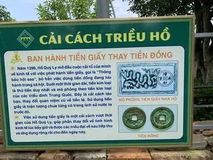 Bức ảnh chụp một bảng thông tin lịch sử đặt ngoài trời tại một khu di tích, có thể là Thành nhà Hồ ở Thanh Hóa. Bảng có nền màu xanh lá cây, chữ màu vàng và trắng, viền khung màu vàng với hoa văn trang trí. Phía sau bảng là cây cối xanh tươi.。Nội dung văn bản trên bảng được ghi lại như sau:。Logo ở góc trên bên trái: 'THE HO CITADEL', 'THÀNH NHÀ HỒ', 'DI SẢN VĂN HÓA THẾ GIỚI'.。Tiêu đề chính: 'CẢI CÁCH TRIỀU HỒ'。Tiêu đề phụ: 'BAN HÀNH TIỀN GIẤY THAY TIỀN ĐỒNG'。Nội dung chi tiết:。'Năm 1396, Hồ Quý Ly mở đầu cuộc cải tổ của mình về kinh tế với việc phát hành tiền giấy, gọi là “Thông bảo hội sao”, bỏ hẳn việc dùng tiền đồng đang lưu hành trong xã hội. Suốt một thời gian dài, tiền kim loại là thứ tiền duy nhất và mô phỏng theo tiền kim loại của các triều đình Trung Quốc. Đây là cải cách táo bạo, thay đổi quan niệm cũ về tiền tệ. Sử dụng tiền giấy là hiện tượng chưa từng có trong lịch sử nước ta trước đó.'。'Việc sử dụng tiền giấy là một cải cách vượt thời gian của Hồ Quý Ly, góp phần thay đổi về tình hình kinh tế lúc bấy giờ và được các triều đại về sau tiếp thu và ứng dụng rộng rãi cho đến ngày nay.'。Trên bảng còn có các hình ảnh minh họa:。- Một hình ảnh mô phỏng tờ tiền giấy thời nhà Hồ với hoa văn rồng và các ký tự chữ Hán, kèm chú thích 'MÔ PHỎNG TIỀN GIẤY NHÀ HỒ'.。- Hai hình ảnh của đồng tiền xu kim loại (tiền đồng), hình tròn có lỗ vuông ở giữa, kèm chú thích 'TIỀN ĐỒNG'.。（日本語訳）。写真は、史跡（おそらくタインホア省の胡朝の城）の屋外に設置された歴史案内板を写したものです。案内板は緑色の背景に黄色と白の文字、装飾模様の入った黄色の枠で縁取られています。案内板の後ろには青々とした木々が見えます。案内板の文章内容は以下の通りです。左上のロゴ：「THE HO CITADEL」、「THÀNH NHÀ HỒ（胡朝の城）」、「DI SẢN VĂN HÓA THẾ GIỚI（世界文化遺産）」。主な見出し：「胡朝の改革」。副見出し：「銅銭に代わる紙幣の発行」。詳細内容：。「1396年、胡季犛（ホー・クイ・リ）は「通宝会鈔（トンバオ・ホイサオ）」と呼ばれる紙幣を発行し、社会に流通していた銅銭の使用を完全に廃止することで、経済改革を開始しました。長い間、金属貨幣が唯一の通貨であり、中国の各王朝の金属貨幣を模倣したものでした。これは通貨に関する古い観念を変える大胆な改革でした。紙幣の使用は、それ以前の我が国の歴史上、前例のない現象でした。」。「紙幣の使用は胡季犛の時代を超えた改革であり、当時の経済状況の変化に貢献し、後の王朝にも受け継がれ、今日まで広く応用されています。」。案内板には、以下の図版も掲載されています。- 龍の模様と漢字が描かれた胡朝時代の紙幣の模擬画像。キャプションは「MÔ PHỎNG TIỀN GIẤY NHÀ HỒ（胡朝の紙幣の模倣）」。- 中央に四角い穴が開いた円形の金属硬貨（銅銭）の画像2点。キャプションは「TIỀN ĐỒNG（銅銭）」。