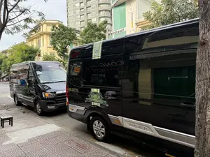 Phía sau là tòa nhà của Bảo tàng Mỹ thuật Thành phố Hồ Chí Minh trên đường Lê Thị Hồng Gấm. Một trong những công trình kiến trúc thời Pháp thuộc đẹp nhất thành phố. Phía trước có xe DCar đang đậu.。（背景はレ・ティ・ホン・ガム通り沿いにあるホーチミン市美術館。市内でも有数の美しさを誇るフランス植民地時代の歴史的建造物（旧フイ・ボン・ホア邸）。）