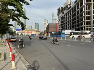 Chợ Bến Thành (ベンタイン市場) / Tòa nhà Bitexco Financial Tower (ビテクスコ・フィナンシャルタワー)