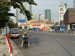 Tòa nhà Bitexco Financial và Trụ sở Cục Hải quan TP.HCM（ビテクスコ・フィナンシャルタワーとホーチミン市税関）