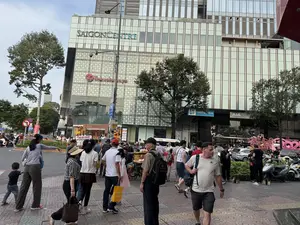 SAIGON CENTRE。BÒ BÍA NGỌT。LỄ LỘI。29/4-30/4。1/5-2/5/2023。ĐI CHẬM。GIỮ KHOẢNG CÁCH。AN TOÀN VỚI。XE PHÍA TRƯỚC。CẤM ĐỖ XE。Mừng xuân Ất Tỵ。（日本語訳）。サイゴンセンター。スイートボービア。祝祭日。4月29日-4月30日。2023年5月1日-5月2日。徐行。前の車との安全な車間距離を保ってください。駐車禁止。乙巳の新年おめでとうございます