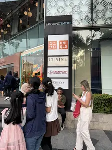 SAIGON CENTRE / UNIQLO / L'USINE / MANWAH / SEDONA（サイゴンセンターとテナント看板 / ホーチミン市）